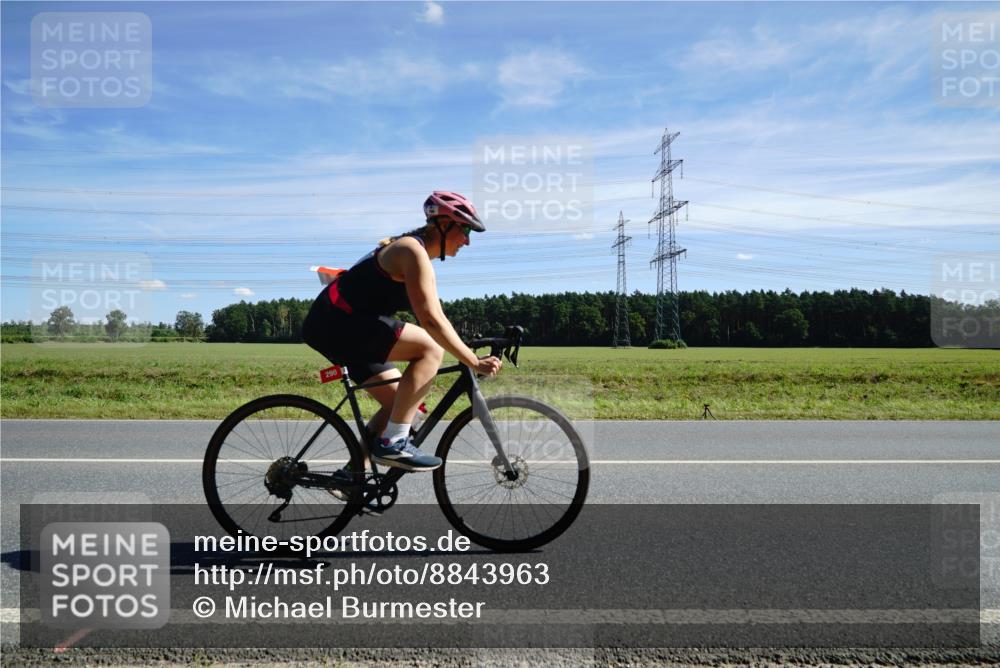 07.09.2025 - 19. Norderstedt Triathlon Michael Burmester http://msf.ph/oto/8843963 07.09.2025 12:42:35 Radfahren 290, 295, 1264 meine-sportfotos.de