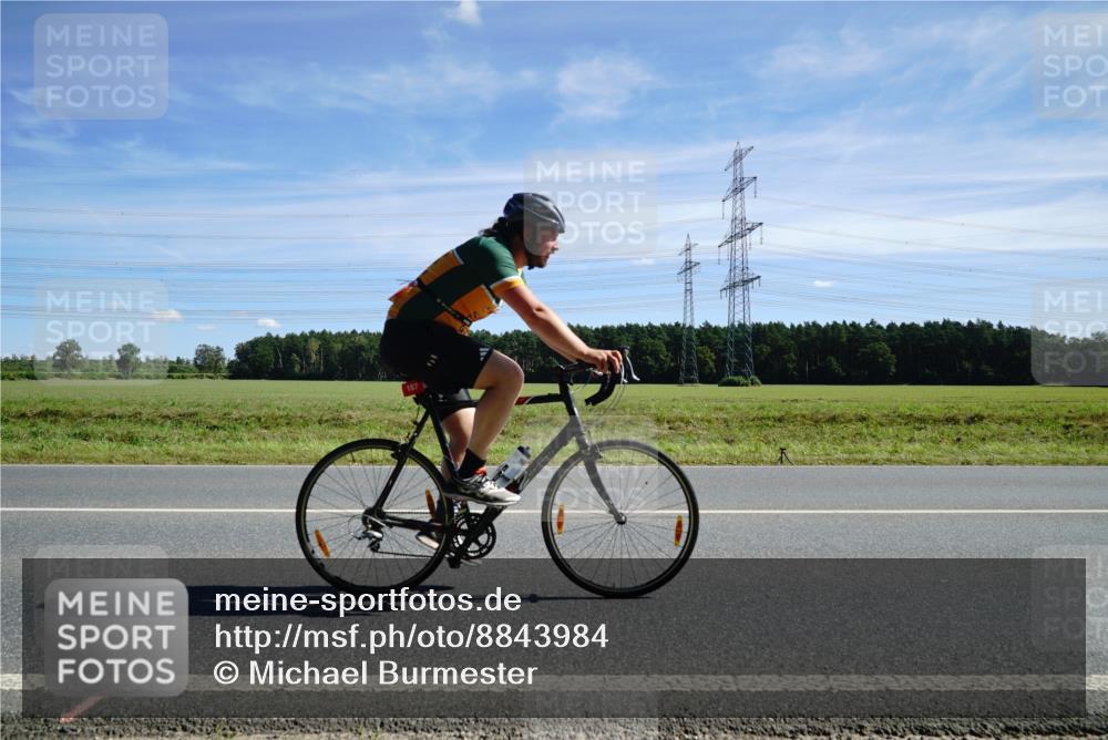 07.09.2025 - 19. Norderstedt Triathlon Michael Burmester http://msf.ph/oto/8843984 07.09.2025 12:42:42 Radfahren 157, 698, 713, 750 meine-sportfotos.de