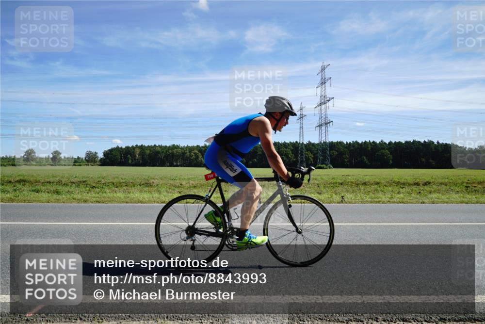 07.09.2025 - 19. Norderstedt Triathlon Michael Burmester http://msf.ph/oto/8843993 07.09.2025 12:42:45 Radfahren 157, 713, 750, 1328 meine-sportfotos.de