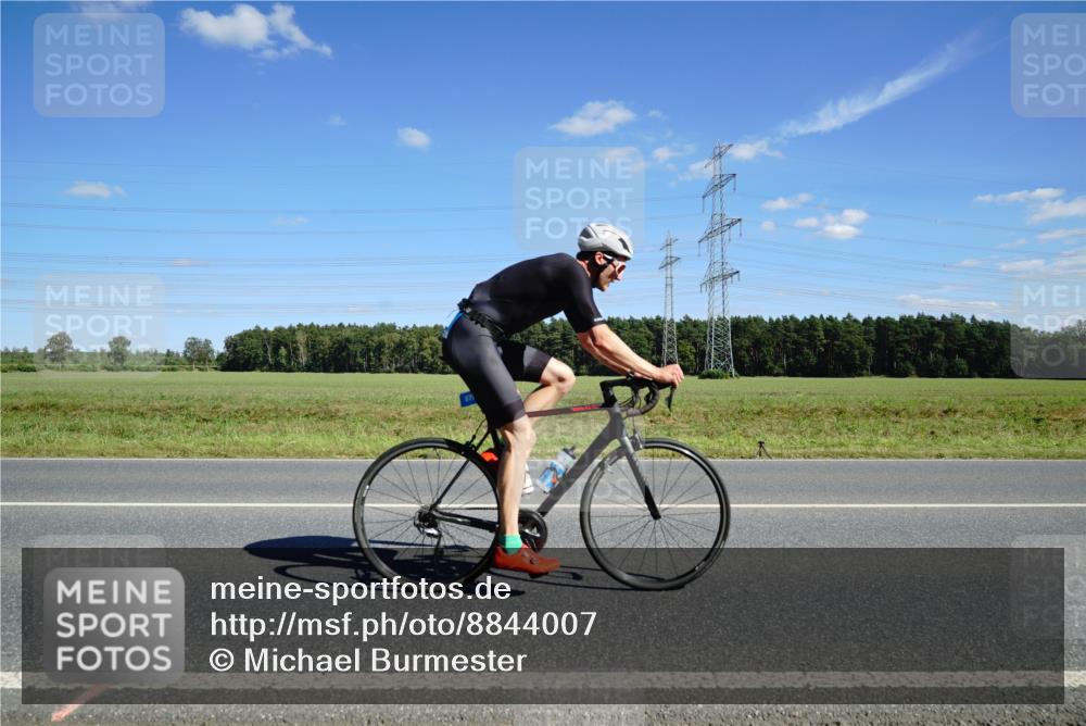 07.09.2025 - 19. Norderstedt Triathlon Michael Burmester http://msf.ph/oto/8844007 07.09.2025 14:48:02 Radfahren 879 meine-sportfotos.de