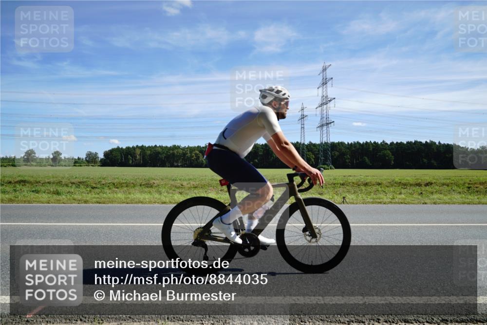 07.09.2025 - 19. Norderstedt Triathlon Michael Burmester http://msf.ph/oto/8844035 07.09.2025 12:43:10 Radfahren 145, 239 meine-sportfotos.de