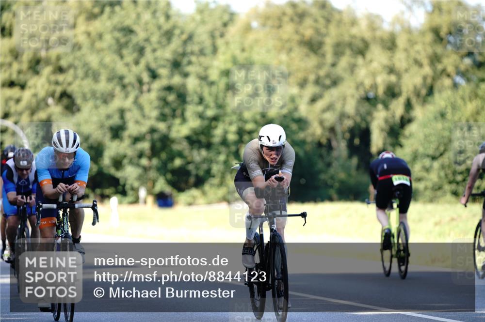 07.09.2025 - 19. Norderstedt Triathlon Michael Burmester http://msf.ph/oto/8844123 07.09.2025 15:59:02 Radfahren 386, 425, 501, 517, 915, 1073, 1562, 1585, 1632 meine-sportfotos.de