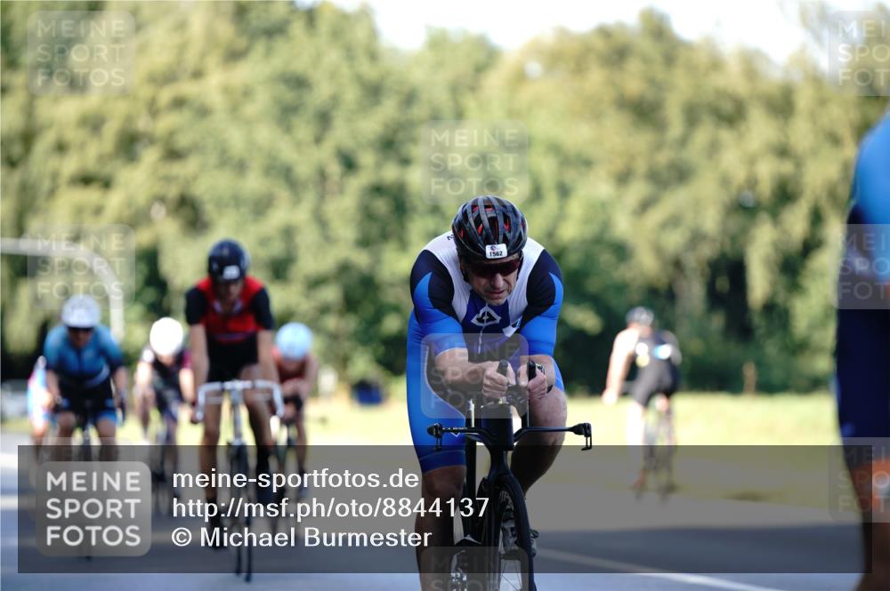 07.09.2025 - 19. Norderstedt Triathlon Michael Burmester http://msf.ph/oto/8844137 07.09.2025 15:59:04 Radfahren 425, 517, 915, 1051, 1065, 1073, 1101, 1562, 1563, 1585 meine-sportfotos.de