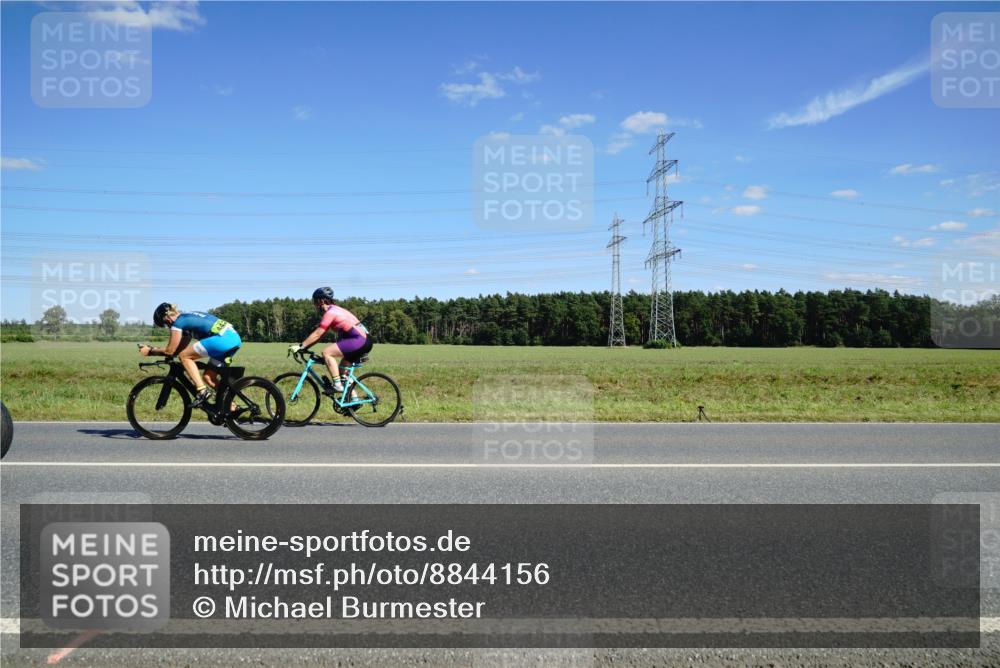07.09.2025 - 19. Norderstedt Triathlon Michael Burmester http://msf.ph/oto/8844156 07.09.2025 14:49:42 Radfahren 900, 1465, 1484 meine-sportfotos.de