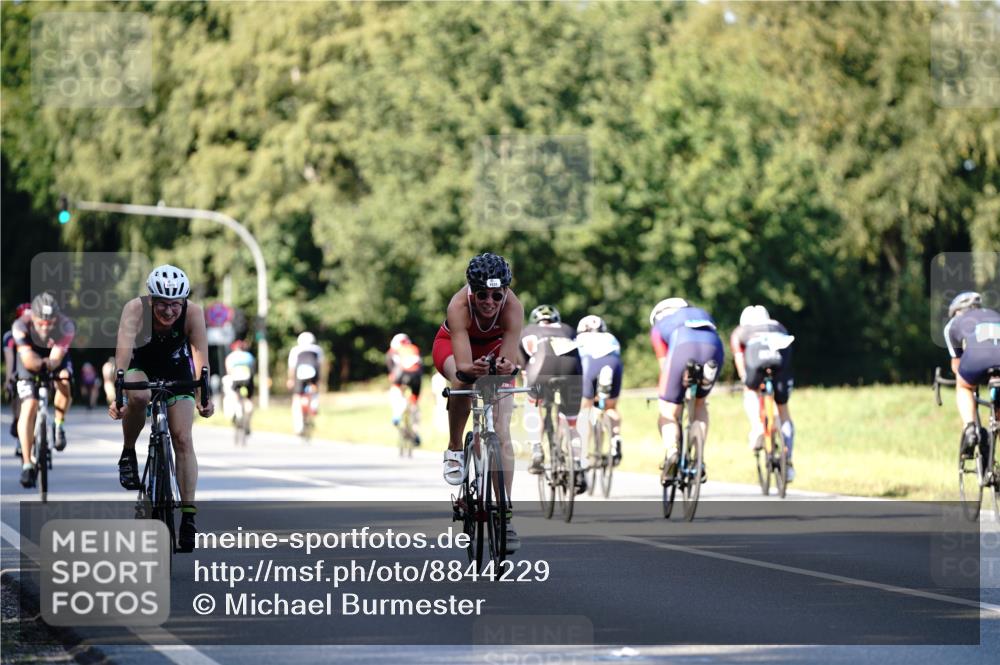 07.09.2025 - 19. Norderstedt Triathlon Michael Burmester http://msf.ph/oto/8844229 07.09.2025 15:59:25 Radfahren 1531, 1533 meine-sportfotos.de