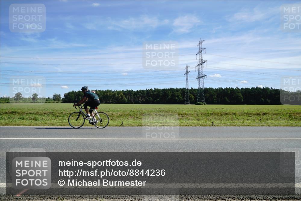 07.09.2025 - 19. Norderstedt Triathlon Michael Burmester http://msf.ph/oto/8844236 07.09.2025 12:44:32 Radfahren 250, 307, 742 meine-sportfotos.de