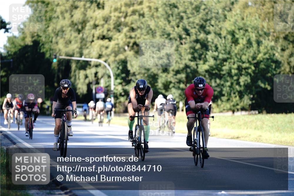 07.09.2025 - 19. Norderstedt Triathlon Michael Burmester http://msf.ph/oto/8844710 07.09.2025 16:01:41 Radfahren 885, 910, 1571 meine-sportfotos.de