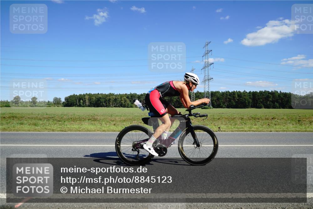 07.09.2025 - 19. Norderstedt Triathlon Michael Burmester http://msf.ph/oto/8845123 07.09.2025 14:58:14 Radfahren 377, 390 meine-sportfotos.de