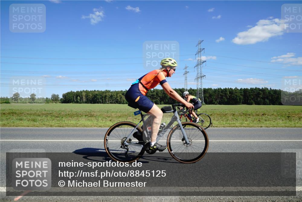 07.09.2025 - 19. Norderstedt Triathlon Michael Burmester http://msf.ph/oto/8845125 07.09.2025 14:58:15 Radfahren 377, 390 meine-sportfotos.de