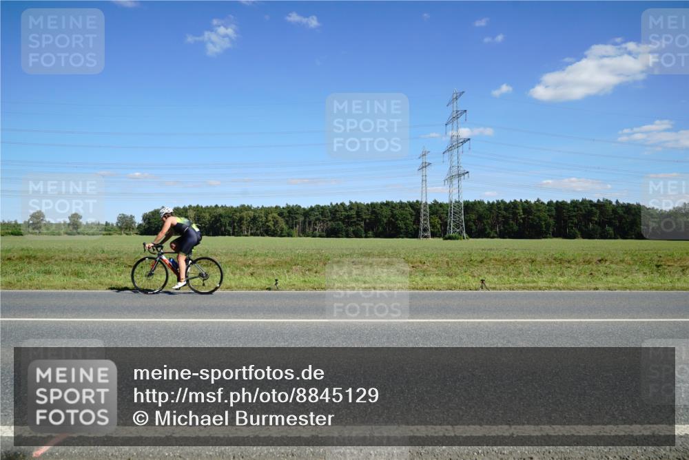 07.09.2025 - 19. Norderstedt Triathlon Michael Burmester http://msf.ph/oto/8845129 07.09.2025 14:58:16 Radfahren 377, 390 meine-sportfotos.de