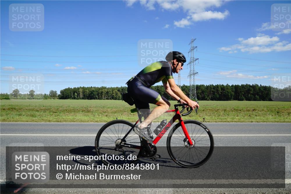 07.09.2025 - 19. Norderstedt Triathlon Michael Burmester http://msf.ph/oto/8845801 07.09.2025 15:05:08 Radfahren 1483, 1486 meine-sportfotos.de