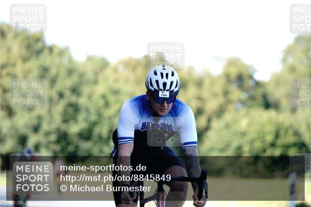 07.09.2025 - 19. Norderstedt Triathlon Michael Burmester http://msf.ph/oto/8845849 07.09.2025 16:07:04 Radfahren 552, 950, 1094, 1400, 1555, 1574, 1588 meine-sportfotos.de