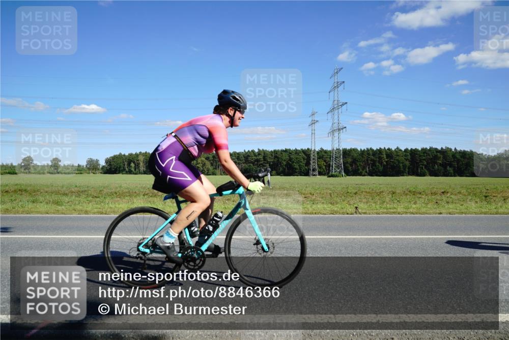 07.09.2025 - 19. Norderstedt Triathlon Michael Burmester http://msf.ph/oto/8846366 07.09.2025 15:11:14 Radfahren 390, 408 meine-sportfotos.de