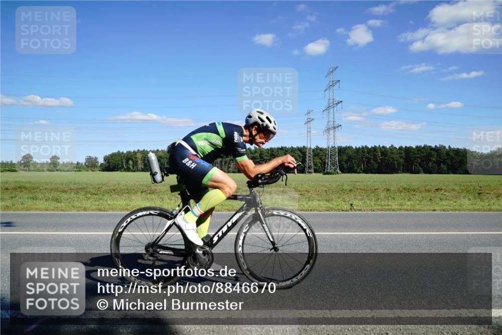 07.09.2025 - 19. Norderstedt Triathlon Michael Burmester http://msf.ph/oto/8846670 07.09.2025 15:14:21 Radfahren 1481, 1485 meine-sportfotos.de