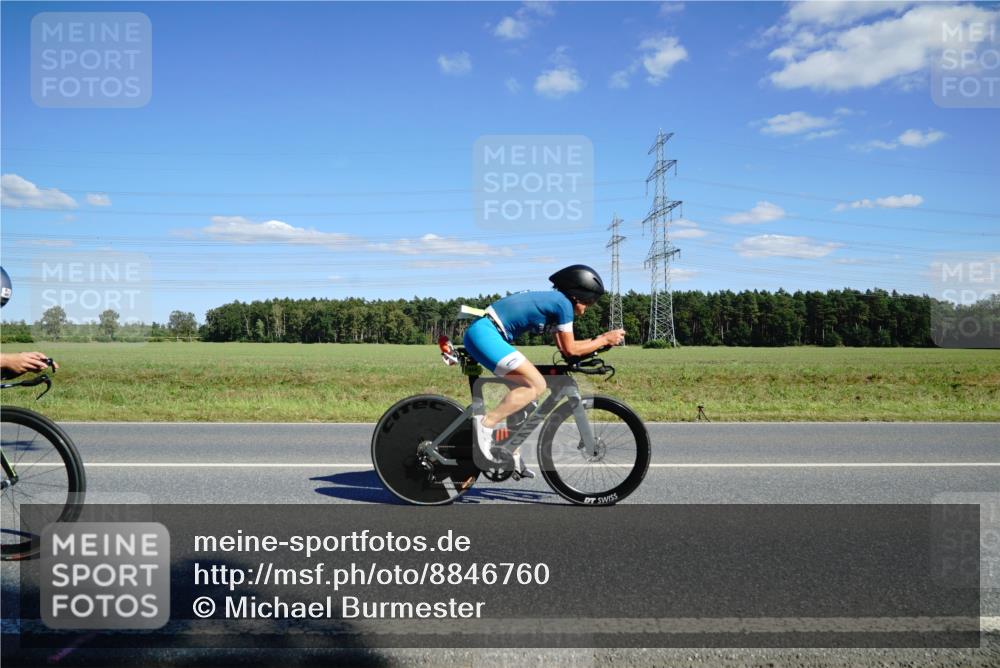 07.09.2025 - 19. Norderstedt Triathlon Michael Burmester http://msf.ph/oto/8846760 07.09.2025 15:15:39 Radfahren 444, 465 meine-sportfotos.de