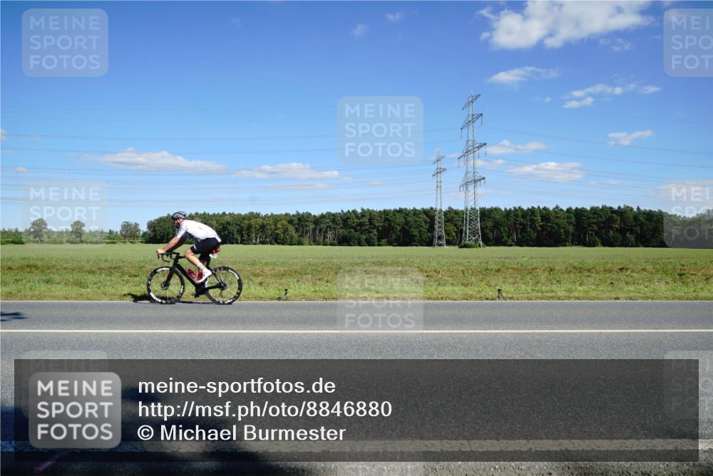 07.09.2025 - 19. Norderstedt Triathlon Michael Burmester http://msf.ph/oto/8846880 07.09.2025 15:17:29 Radfahren 396, 407, 448, 938 meine-sportfotos.de