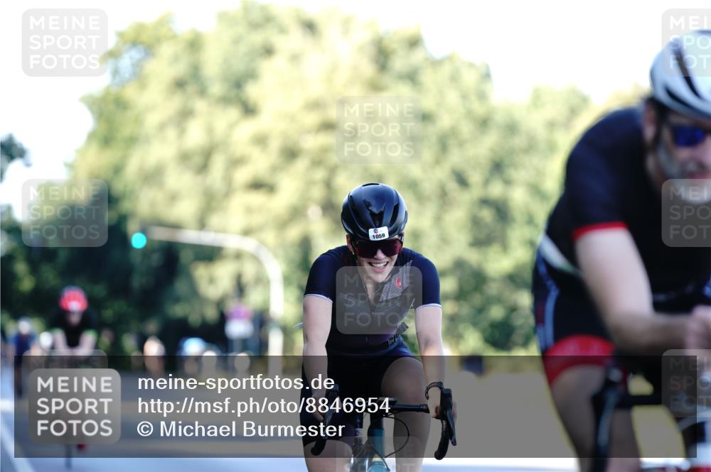 07.09.2025 - 19. Norderstedt Triathlon Michael Burmester http://msf.ph/oto/8846954 07.09.2025 16:13:06 Radfahren 885, 1059, 1082 meine-sportfotos.de