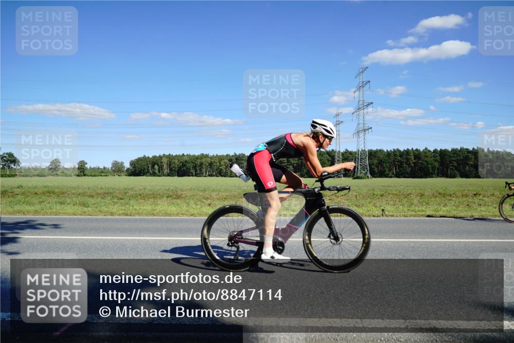 07.09.2025 - 19. Norderstedt Triathlon Michael Burmester http://msf.ph/oto/8847114 07.09.2025 15:21:09 Radfahren 377, 902, 951, 1537 meine-sportfotos.de