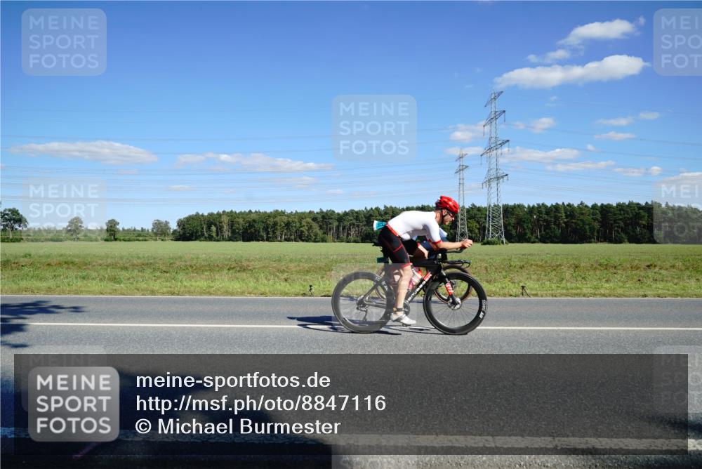07.09.2025 - 19. Norderstedt Triathlon Michael Burmester http://msf.ph/oto/8847116 07.09.2025 15:21:09 Radfahren 377, 902, 951, 1537 meine-sportfotos.de