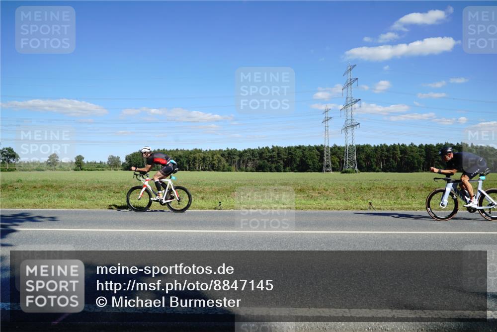 07.09.2025 - 19. Norderstedt Triathlon Michael Burmester http://msf.ph/oto/8847145 07.09.2025 15:21:31 Radfahren 463, 469 meine-sportfotos.de