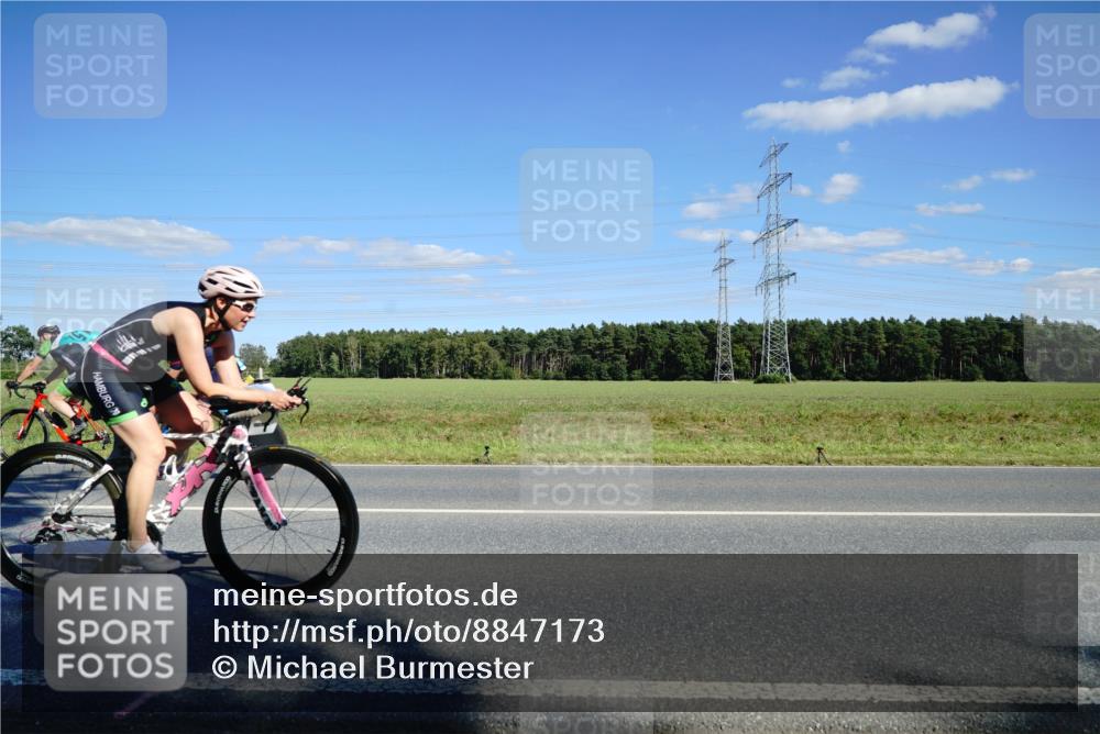 07.09.2025 - 19. Norderstedt Triathlon Michael Burmester http://msf.ph/oto/8847173 07.09.2025 15:21:51 Radfahren 933, 1479, 1527 meine-sportfotos.de