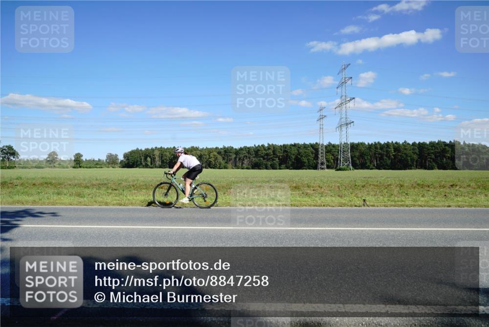 07.09.2025 - 19. Norderstedt Triathlon Michael Burmester http://msf.ph/oto/8847258 07.09.2025 15:22:48 Radfahren 1424 meine-sportfotos.de