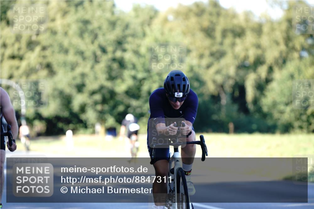 07.09.2025 - 19. Norderstedt Triathlon Michael Burmester http://msf.ph/oto/8847311 07.09.2025 16:14:55 Radfahren 893, 942 meine-sportfotos.de