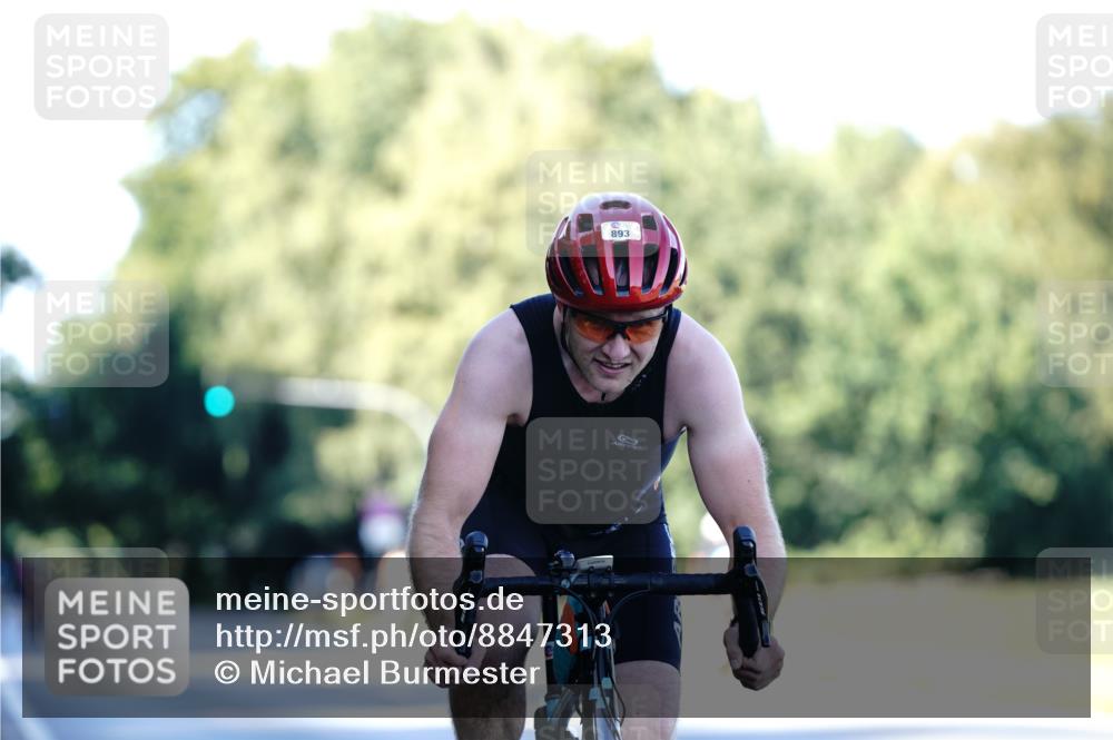 07.09.2025 - 19. Norderstedt Triathlon Michael Burmester http://msf.ph/oto/8847313 07.09.2025 16:14:55 Radfahren 893, 942 meine-sportfotos.de