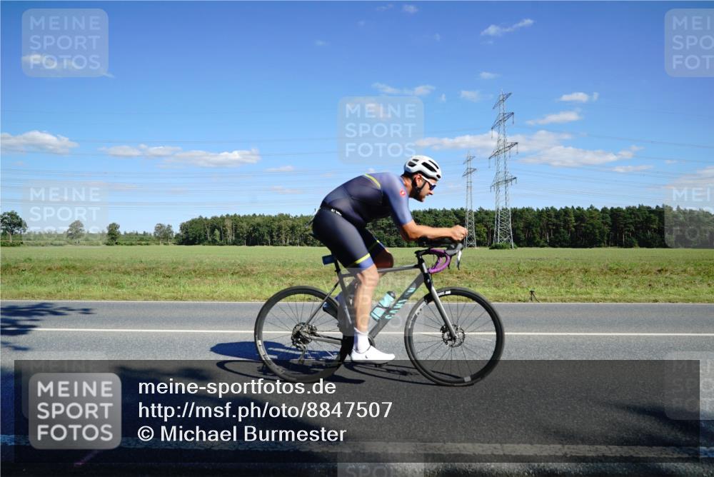 07.09.2025 - 19. Norderstedt Triathlon Michael Burmester http://msf.ph/oto/8847507 07.09.2025 15:26:09 Radfahren 1476 meine-sportfotos.de