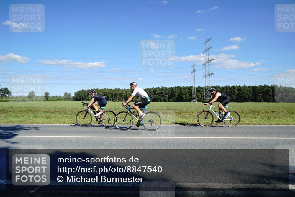 07.09.2025 - 19. Norderstedt Triathlon Michael Burmester http://msf.ph/oto/8847540 07.09.2025 15:26:24 Radfahren 1400, 1405, 1442 meine-sportfotos.de