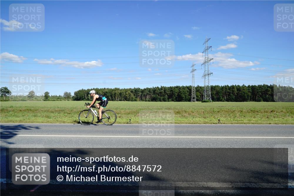 07.09.2025 - 19. Norderstedt Triathlon Michael Burmester http://msf.ph/oto/8847572 07.09.2025 15:26:47 Radfahren 450, 1481, 1497 meine-sportfotos.de