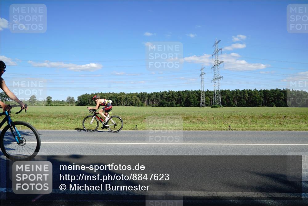 07.09.2025 - 19. Norderstedt Triathlon Michael Burmester http://msf.ph/oto/8847623 07.09.2025 15:27:28 Radfahren 379, 886, 890, 1491 meine-sportfotos.de