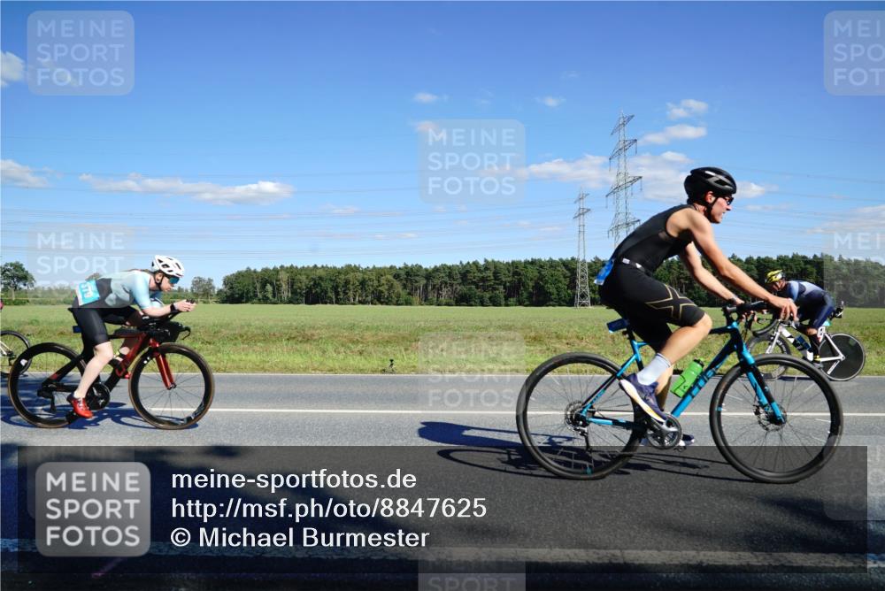 07.09.2025 - 19. Norderstedt Triathlon Michael Burmester http://msf.ph/oto/8847625 07.09.2025 15:27:28 Radfahren 379, 886, 890, 1491 meine-sportfotos.de