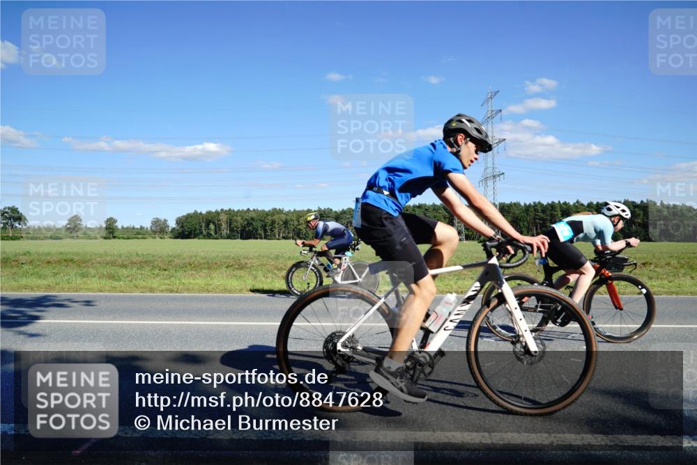 07.09.2025 - 19. Norderstedt Triathlon Michael Burmester http://msf.ph/oto/8847628 07.09.2025 15:27:29 Radfahren 379, 886, 890, 909 meine-sportfotos.de