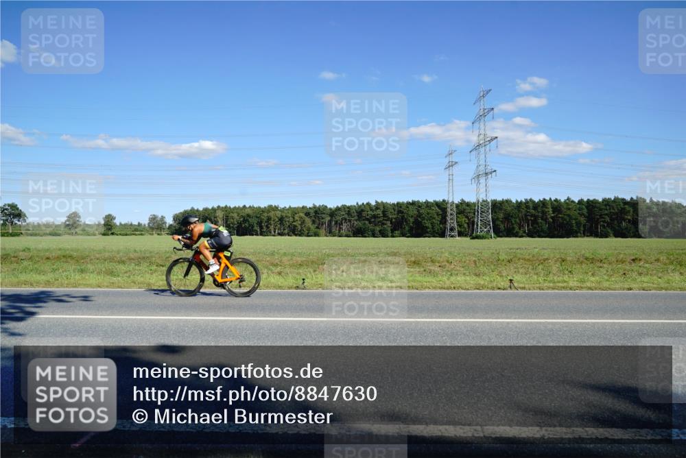 07.09.2025 - 19. Norderstedt Triathlon Michael Burmester http://msf.ph/oto/8847630 07.09.2025 15:27:30 Radfahren 379, 886, 890, 909 meine-sportfotos.de