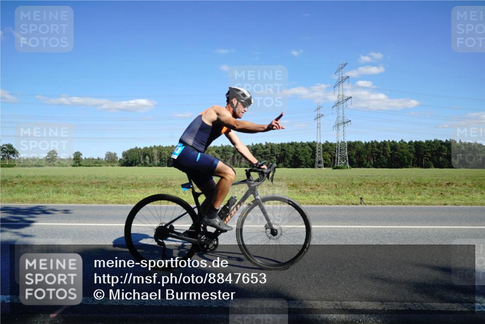 07.09.2025 - 19. Norderstedt Triathlon Michael Burmester http://msf.ph/oto/8847653 07.09.2025 15:27:56 Radfahren 885, 938, 1443 meine-sportfotos.de