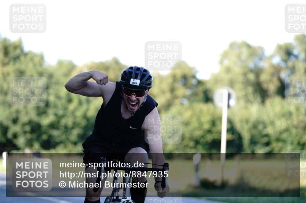 07.09.2025 - 19. Norderstedt Triathlon Michael Burmester http://msf.ph/oto/8847935 07.09.2025 16:18:26 Radfahren 929, 1574, 1589 meine-sportfotos.de
