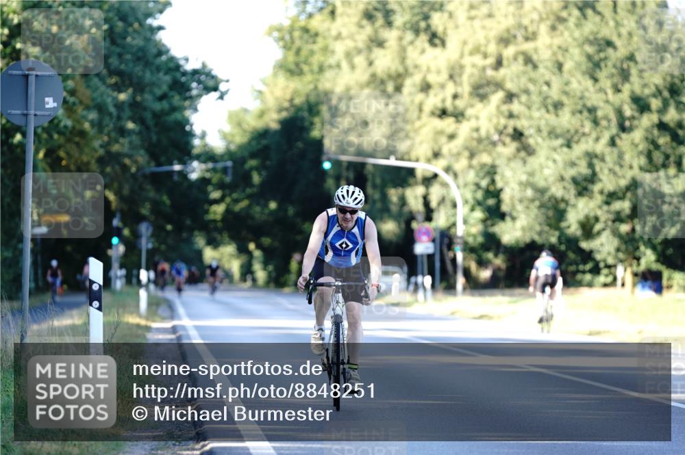 07.09.2025 - 19. Norderstedt Triathlon Michael Burmester http://msf.ph/oto/8848251 07.09.2025 16:21:56 Radfahren 1562, 1567 meine-sportfotos.de