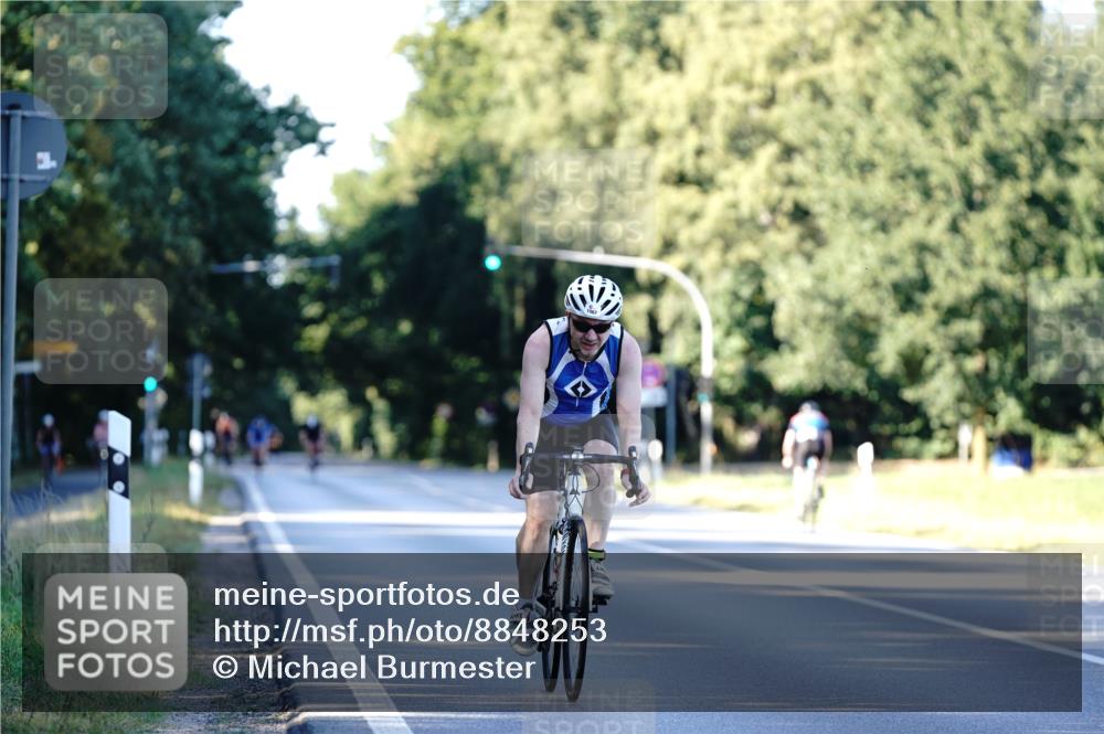 07.09.2025 - 19. Norderstedt Triathlon Michael Burmester http://msf.ph/oto/8848253 07.09.2025 16:21:56 Radfahren 1562, 1567 meine-sportfotos.de