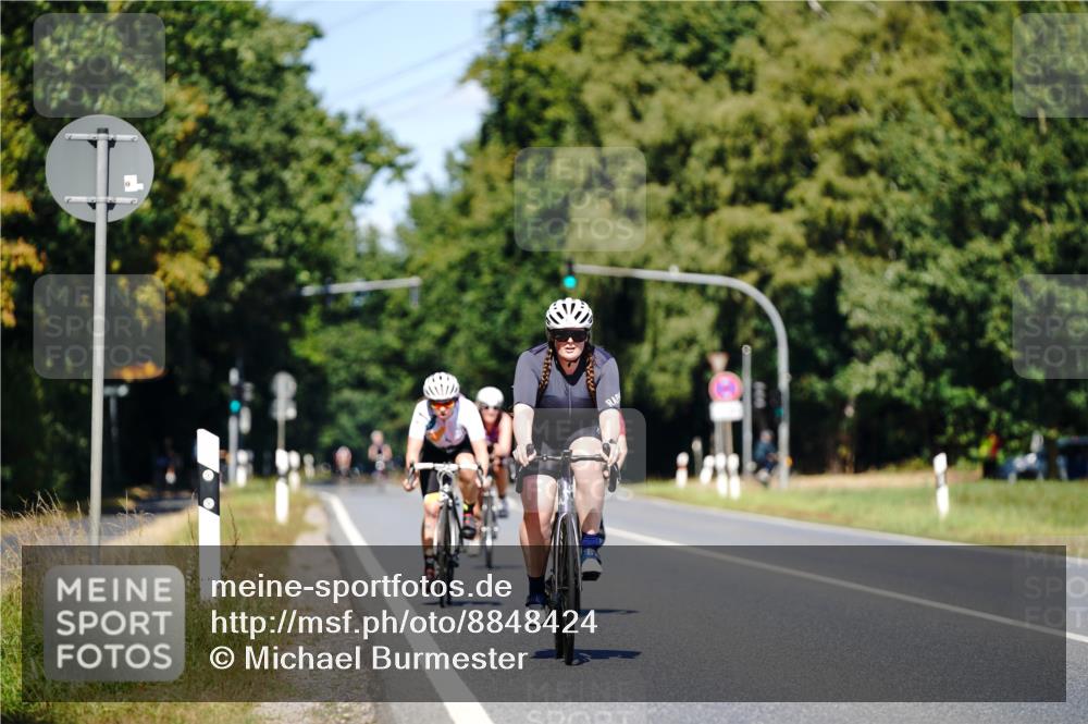 07.09.2025 - 19. Norderstedt Triathlon Michael Burmester http://msf.ph/oto/8848424 07.09.2025 13:16:54 Radfahren 211, 338, 352 meine-sportfotos.de