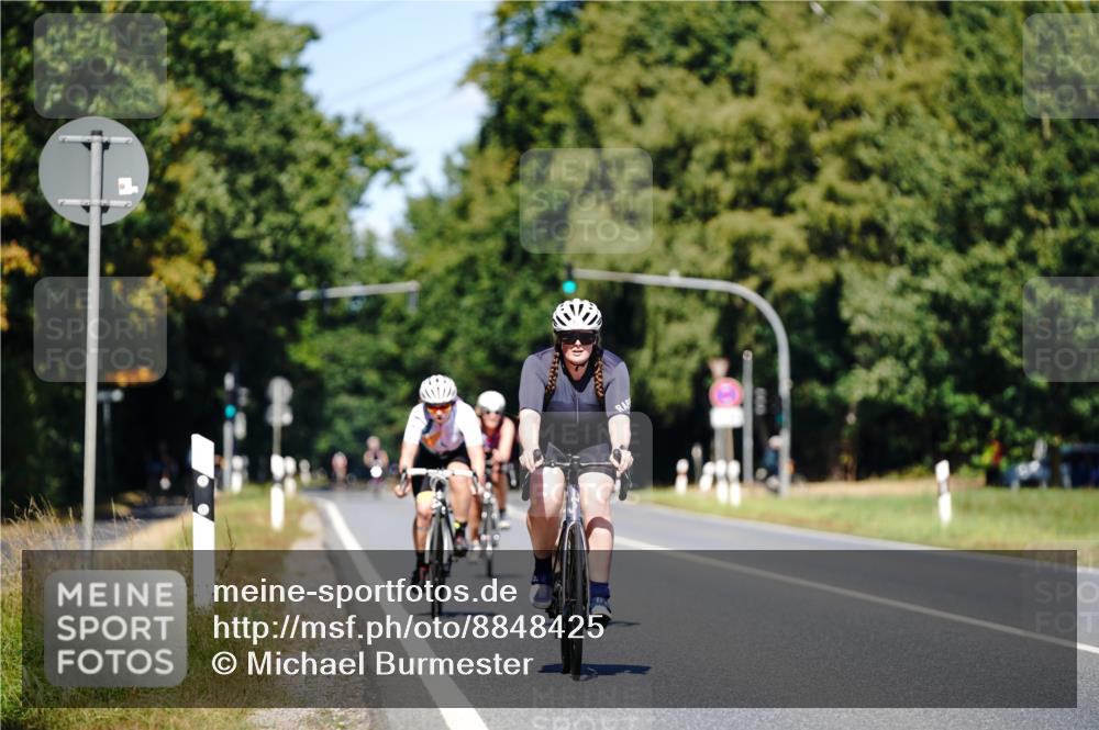 07.09.2025 - 19. Norderstedt Triathlon Michael Burmester http://msf.ph/oto/8848425 07.09.2025 13:16:54 Radfahren 211, 338, 352 meine-sportfotos.de