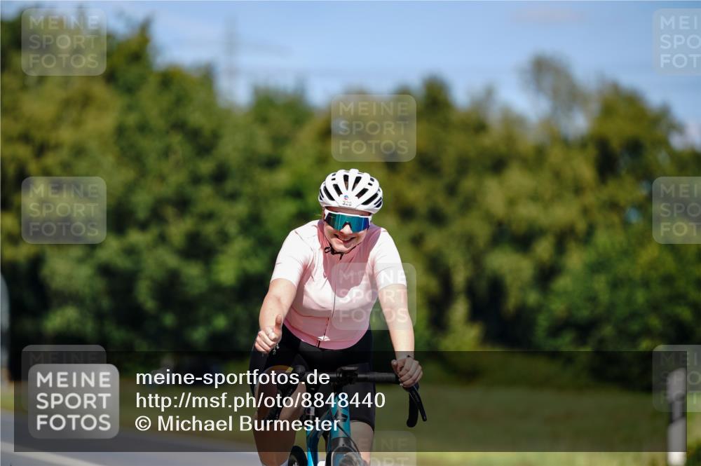 07.09.2025 - 19. Norderstedt Triathlon Michael Burmester http://msf.ph/oto/8848440 07.09.2025 13:17:35 Radfahren 329 meine-sportfotos.de
