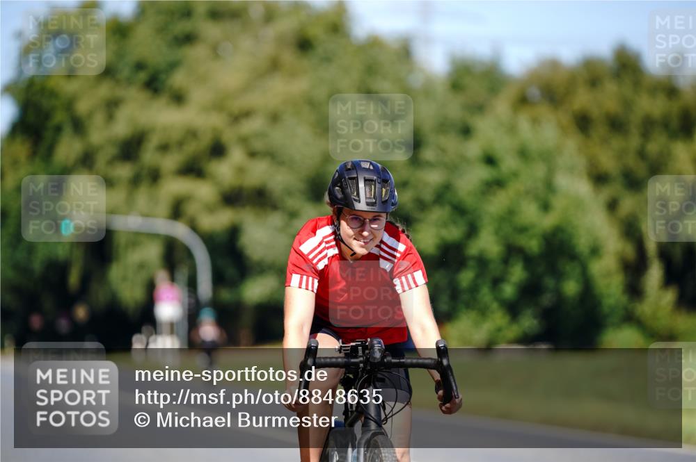 07.09.2025 - 19. Norderstedt Triathlon Michael Burmester http://msf.ph/oto/8848635 07.09.2025 13:26:35 Radfahren 841 meine-sportfotos.de