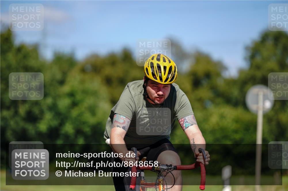 07.09.2025 - 19. Norderstedt Triathlon Michael Burmester http://msf.ph/oto/8848658 07.09.2025 13:28:14 Radfahren 325 meine-sportfotos.de