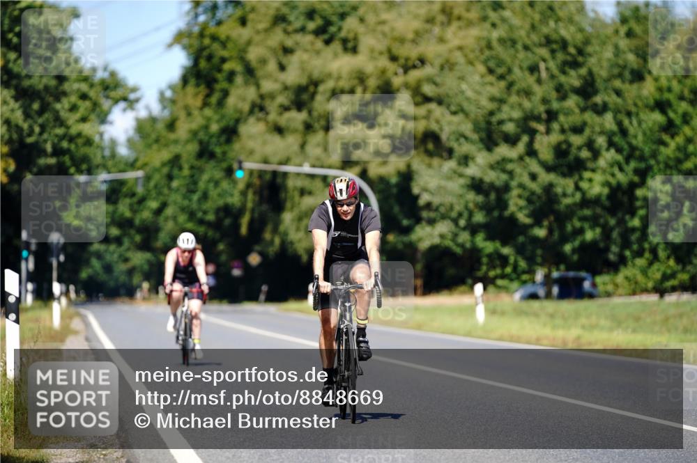 07.09.2025 - 19. Norderstedt Triathlon Michael Burmester http://msf.ph/oto/8848669 07.09.2025 13:29:19 Radfahren 1215 meine-sportfotos.de