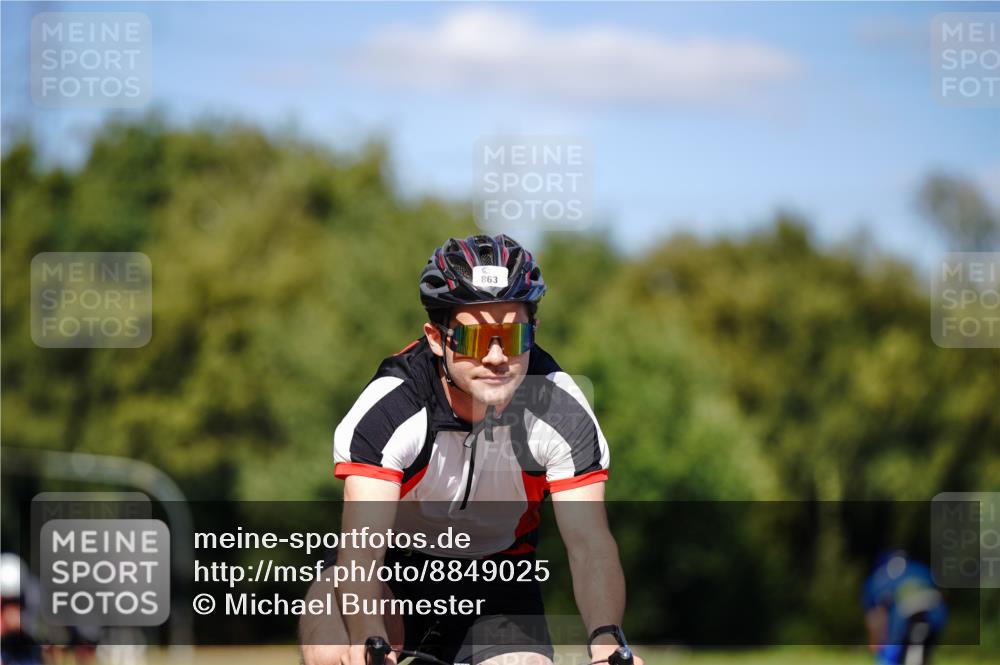 07.09.2025 - 19. Norderstedt Triathlon Michael Burmester http://msf.ph/oto/8849025 07.09.2025 13:49:16 Radfahren 863, 969 meine-sportfotos.de