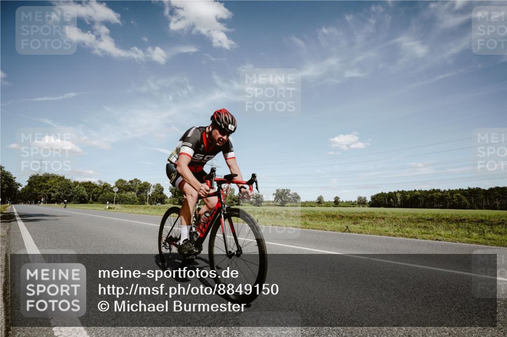 07.09.2025 - 19. Norderstedt Triathlon Michael Burmester http://msf.ph/oto/8849150 07.09.2025 13:56:27 Radfahren 987 meine-sportfotos.de