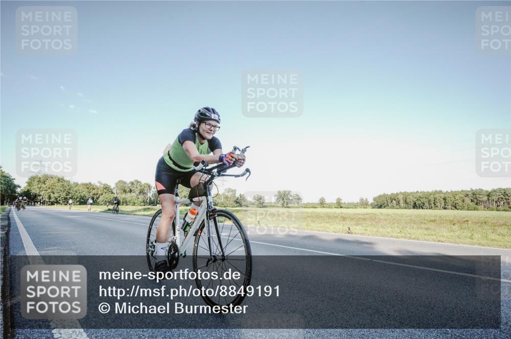 07.09.2025 - 19. Norderstedt Triathlon Michael Burmester http://msf.ph/oto/8849191 07.09.2025 16:11:26 Radfahren 933, 1108, 1606 meine-sportfotos.de