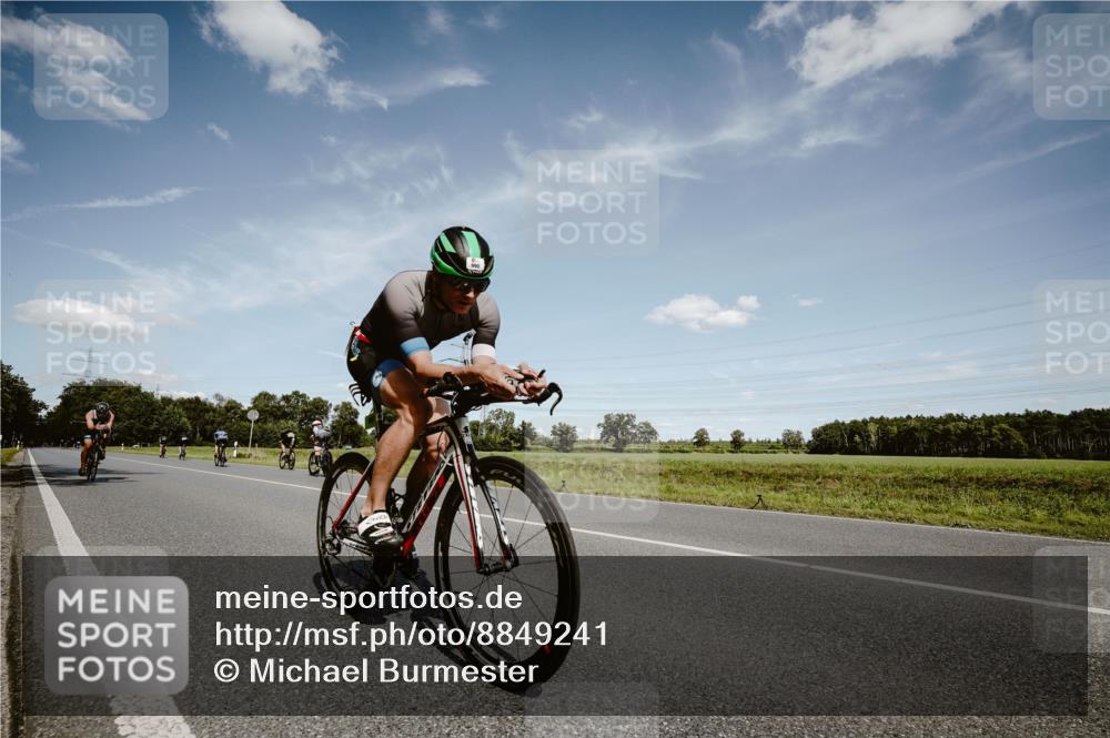 07.09.2025 - 19. Norderstedt Triathlon Michael Burmester http://msf.ph/oto/8849241 07.09.2025 13:58:02 Radfahren 990, 992 meine-sportfotos.de