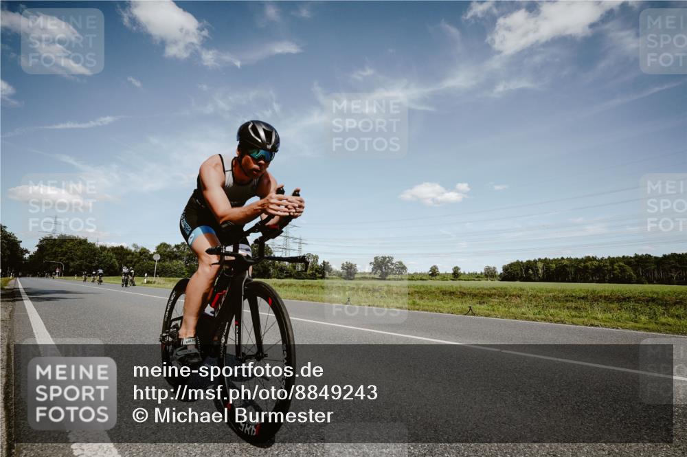 07.09.2025 - 19. Norderstedt Triathlon Michael Burmester http://msf.ph/oto/8849243 07.09.2025 13:58:03 Radfahren 990, 992 meine-sportfotos.de